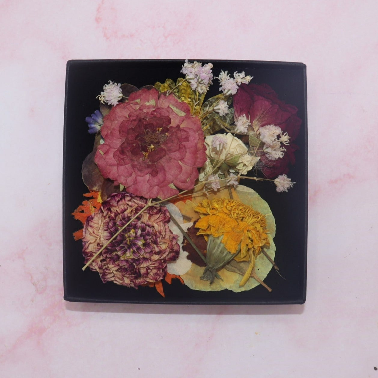 Geperste eetbare bloemen. Bruidstaart, bruiloft. Floral Delight