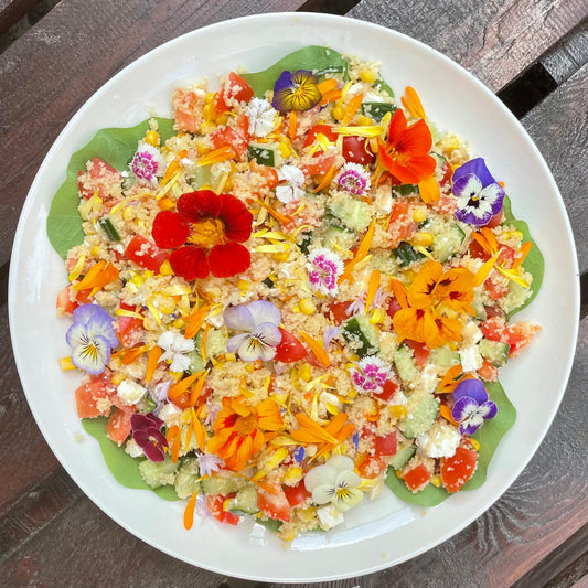 Kleurrijke salade met eetbare bloemen