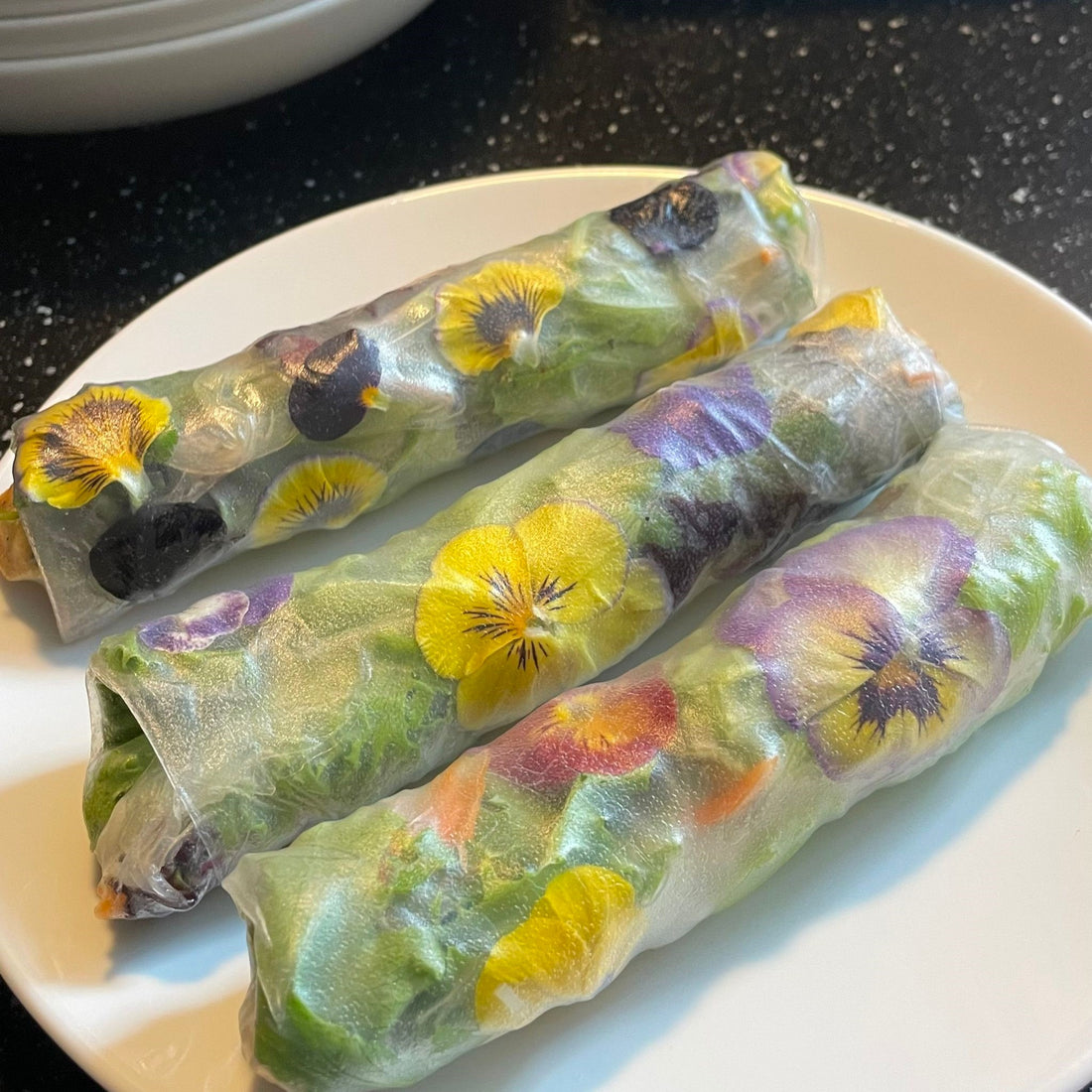 Summer rolls met tofu en eetbare viooltjes