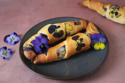 croissant met eetbare bloemen